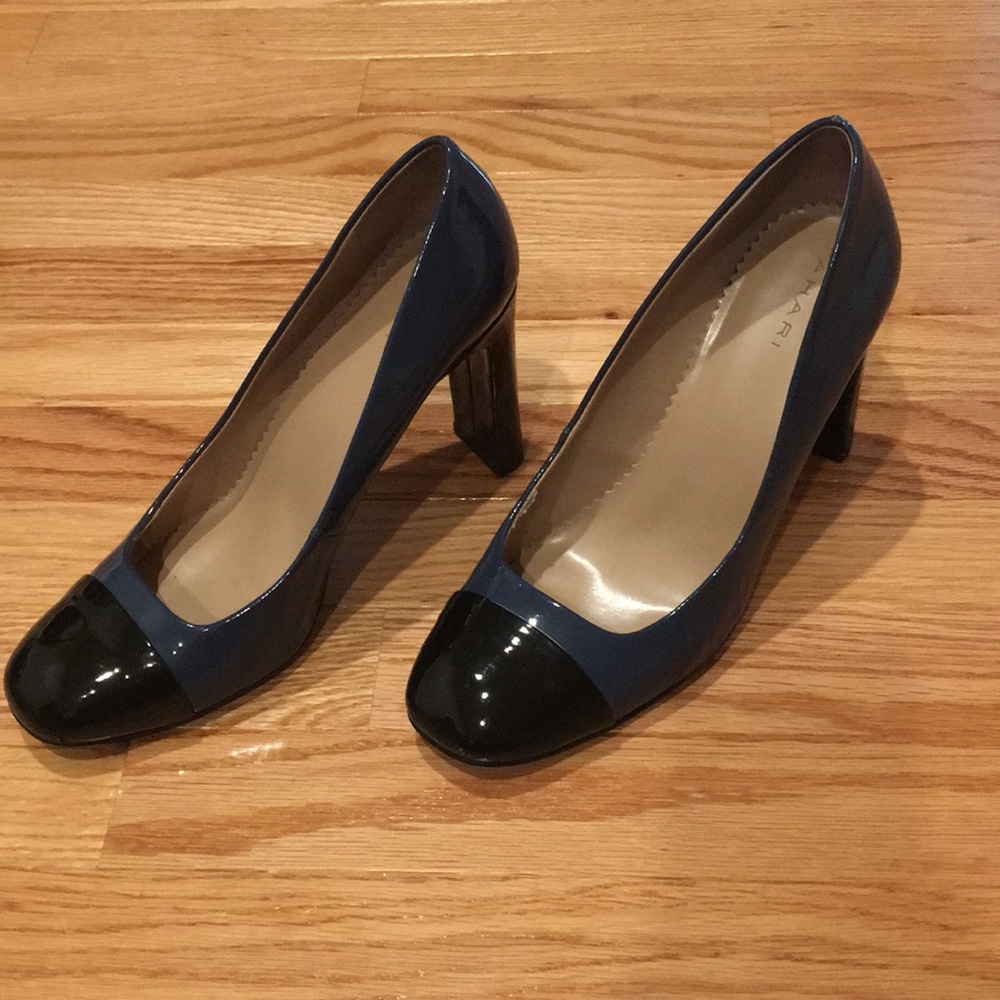 TAHARI  HEELS